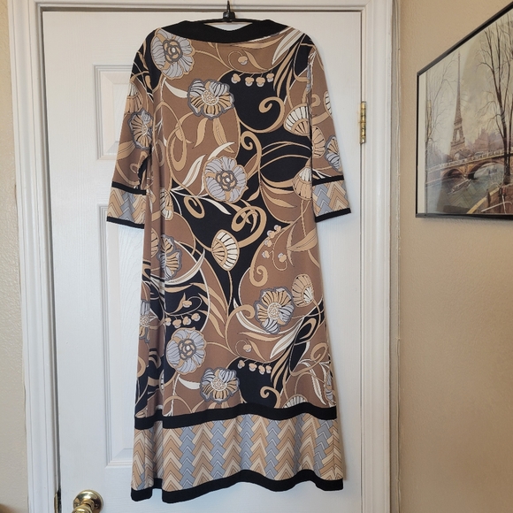 Abstract Pattern Dress - Picture 5 of 10